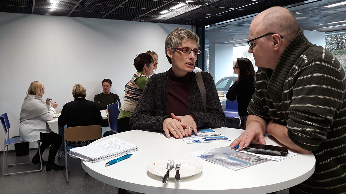 Sanja Bauk keskustelee Heikki Koiviston kanssa mahdollisesta yhteistyöstä myös SME Aisle -hankkeessa. Taustalla keskustelussa Meri-Maija Marva, Howard Theunissen ja Sauli Ahvenjärvi. SAMK