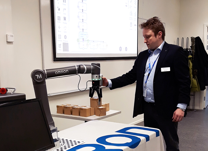 Omron TM-robotin kokeilua.