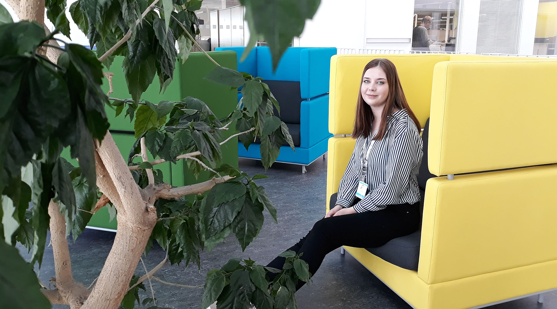 Taija Seppälä istuu nojatuolissa