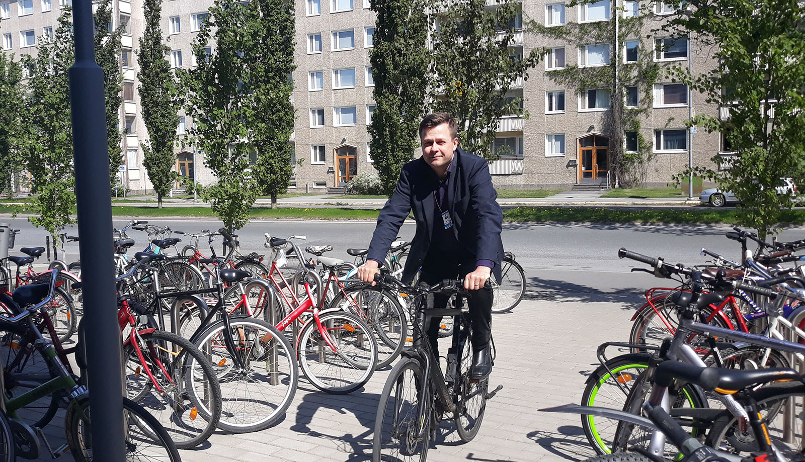 Jari Iisakkala pyöräilee usein töihin.