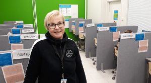Katja Lempinen taustallaan Porin kampuksen tenttiakvaario