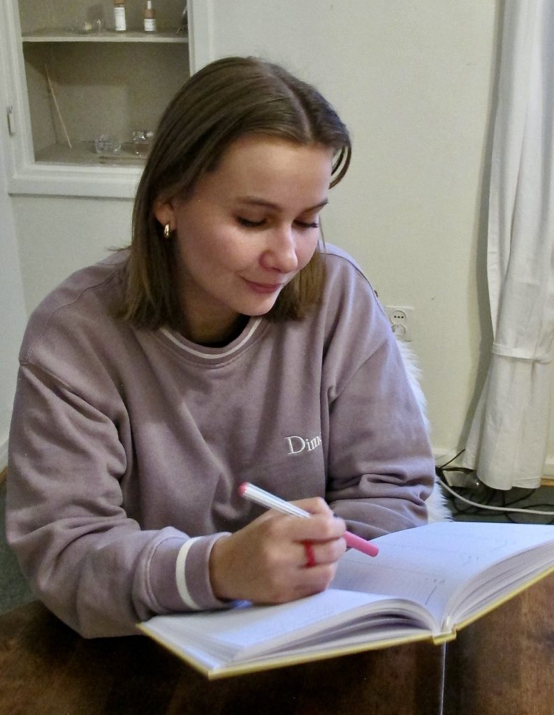 Annika Nieminen pöydän ääressä selaamassa kalenteriaan.