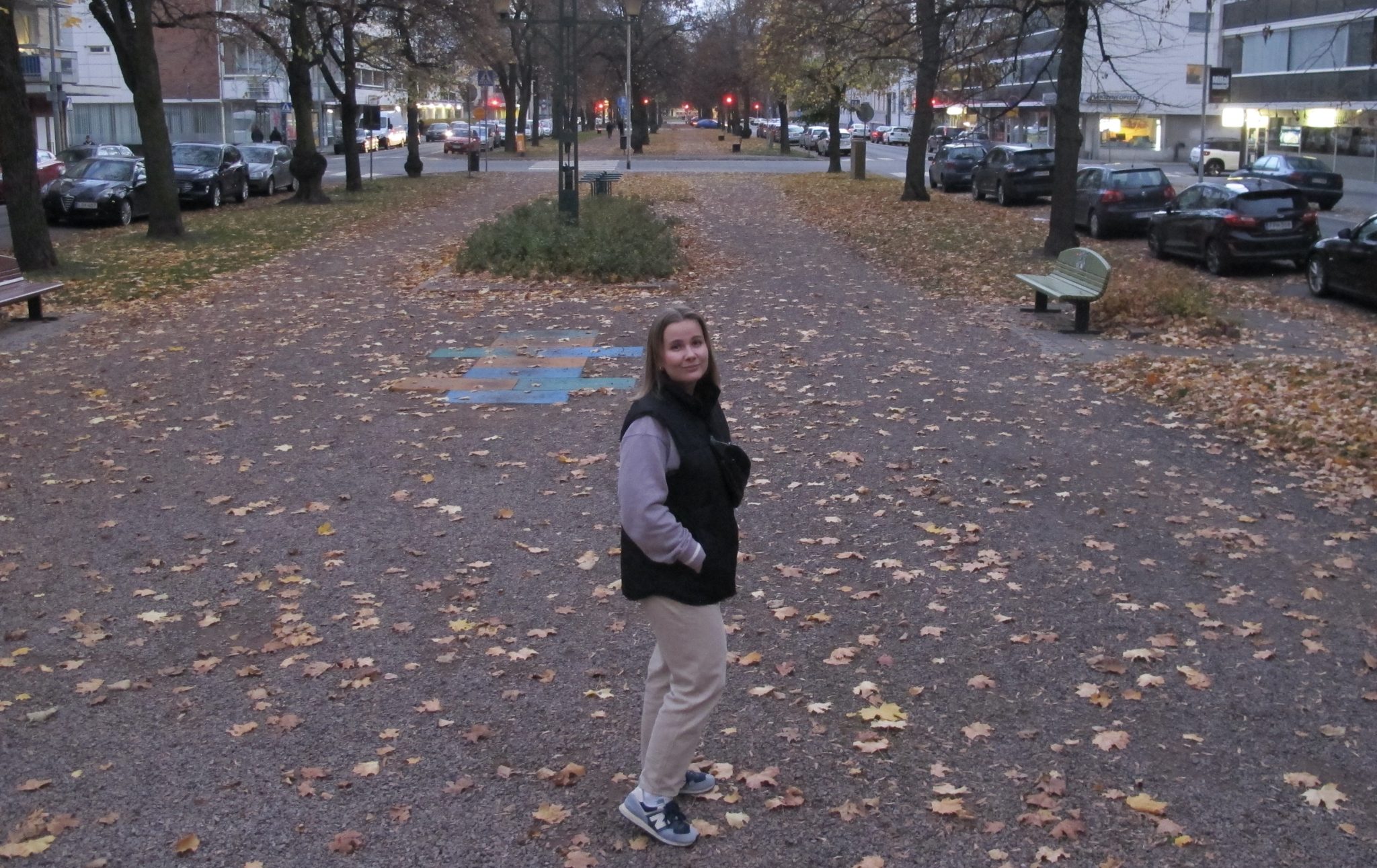 Annika poseeraamassa jalkakäytävällä