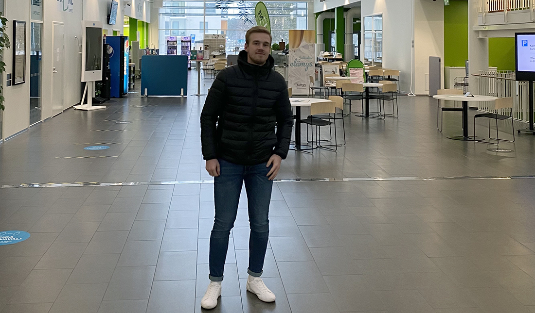 Arttu Lehto seisoo Porn kampuksen ala-aulassa.