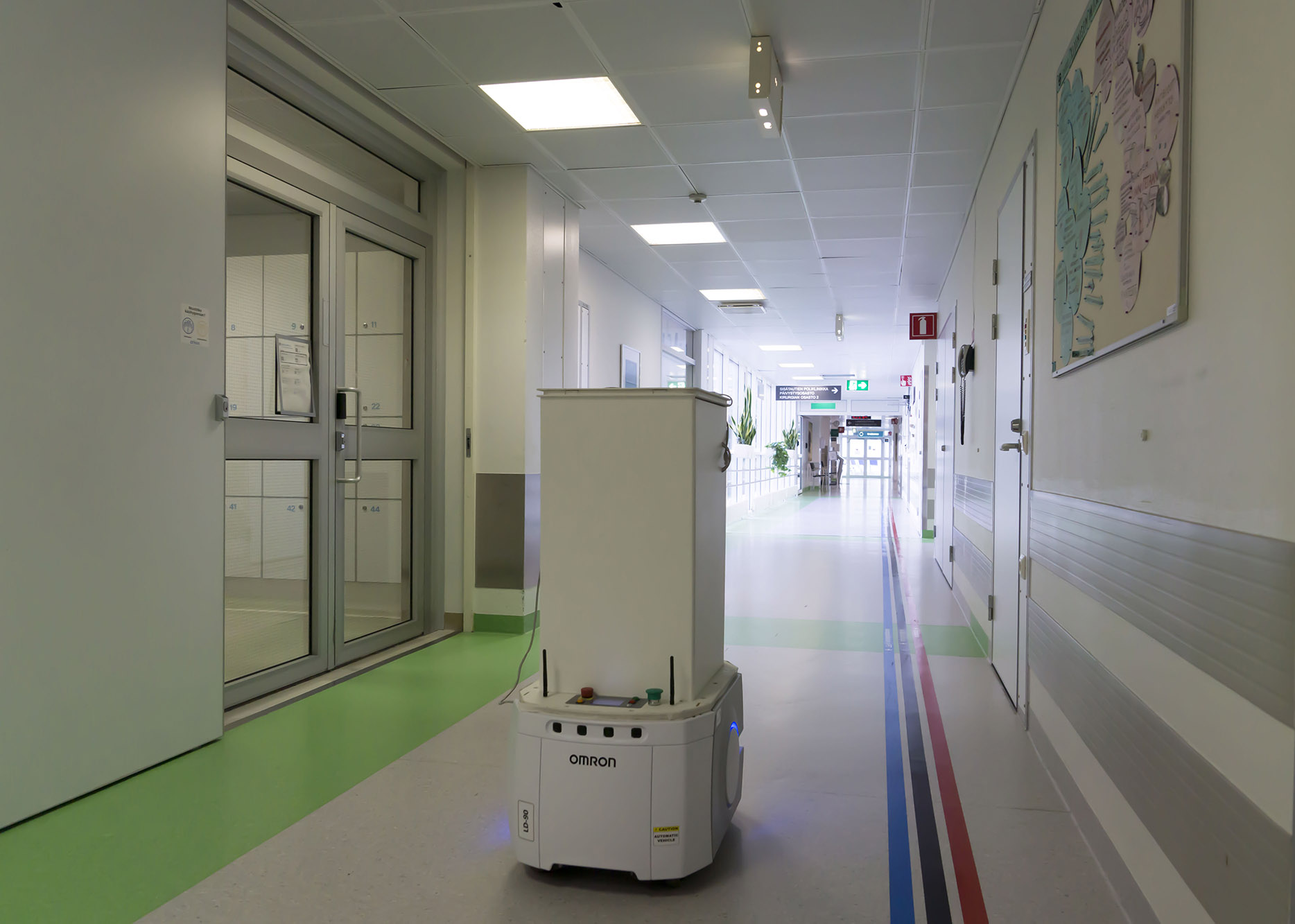 Mobiilirobotti Satasairaalan käytävällä.