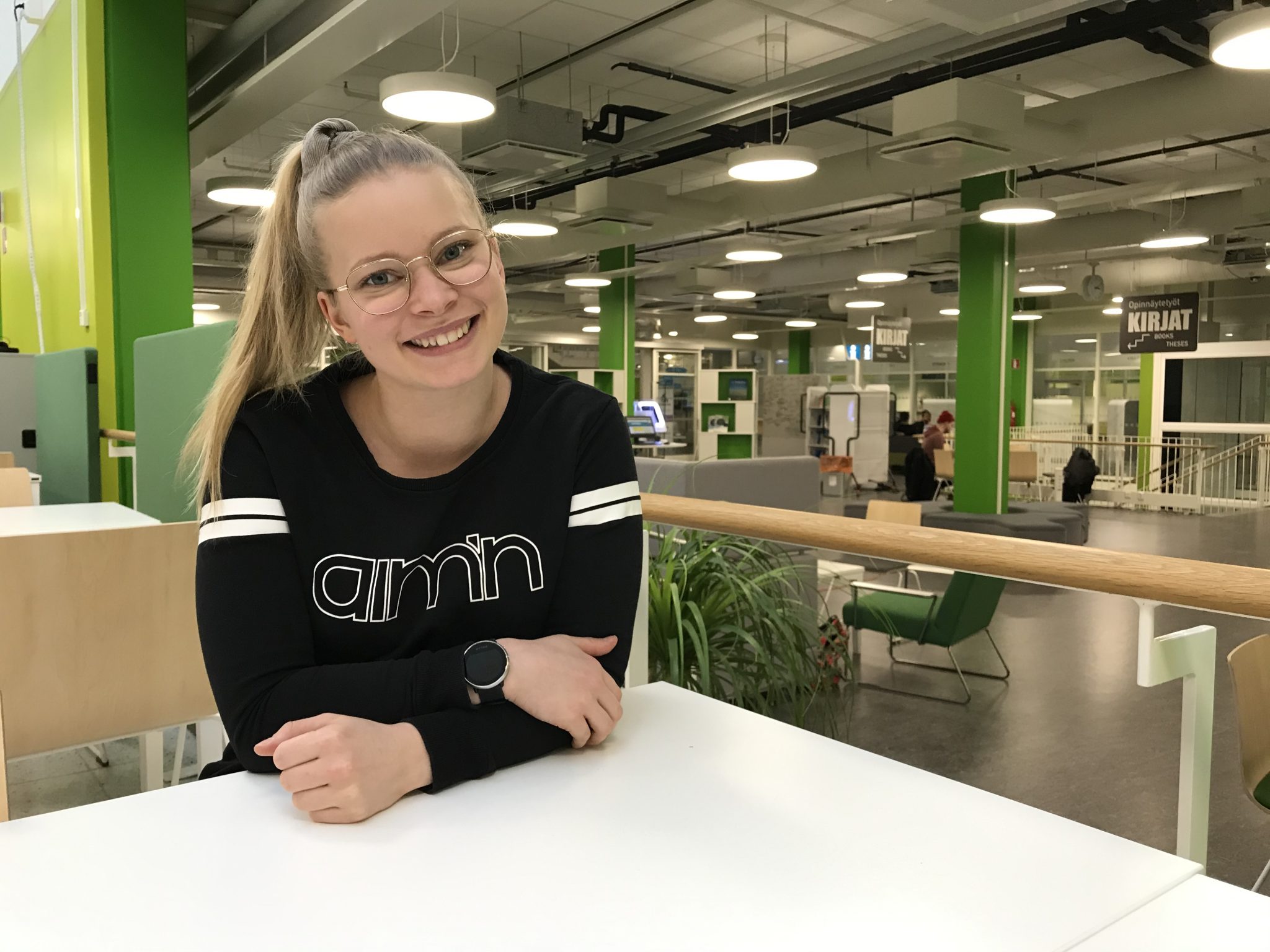 Emmi Koskinen SAMKin Porin kampuksen kirjastossa.