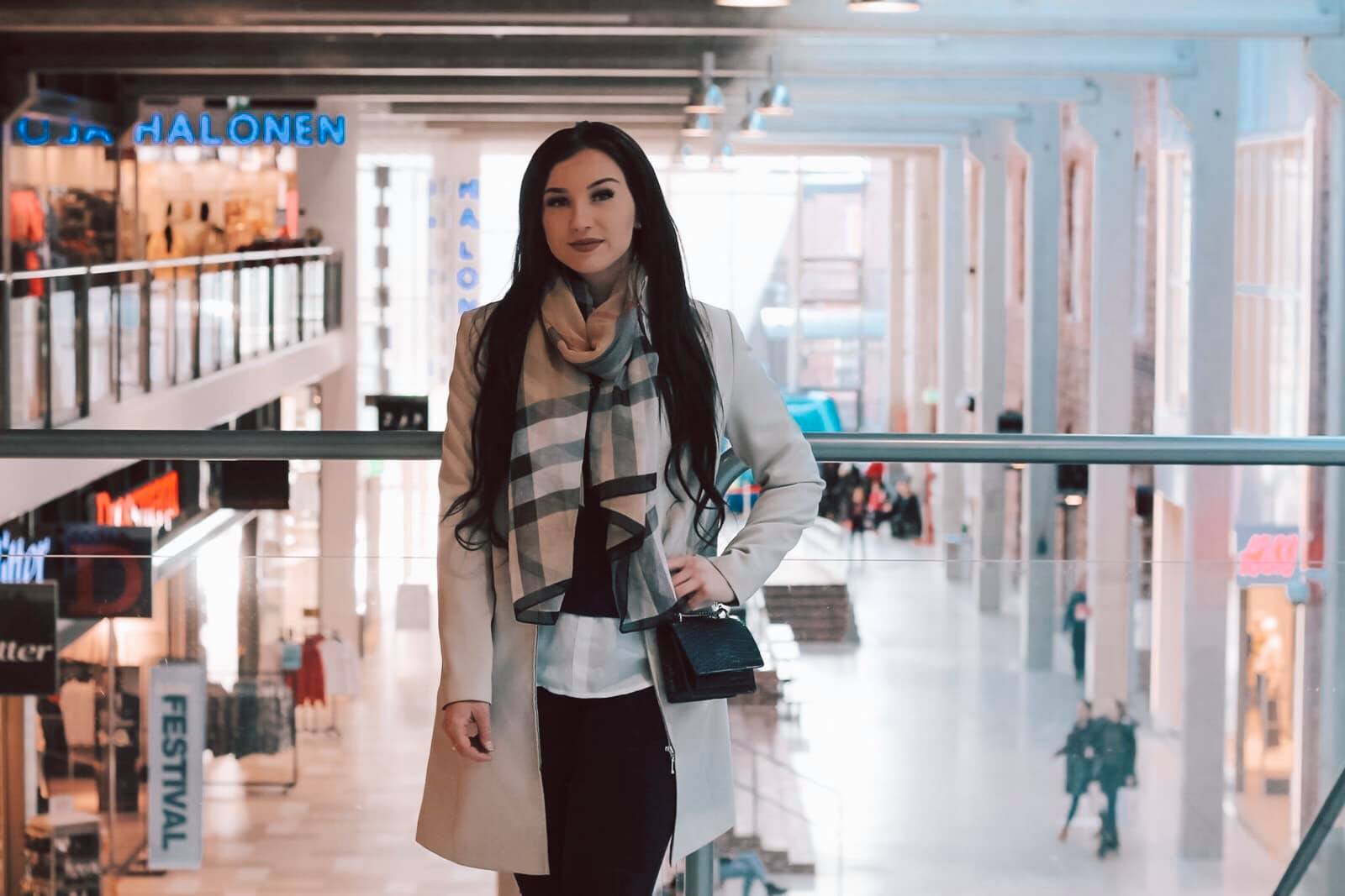 Erika seisoo kauppakeskus Puuvillan käytävällä.