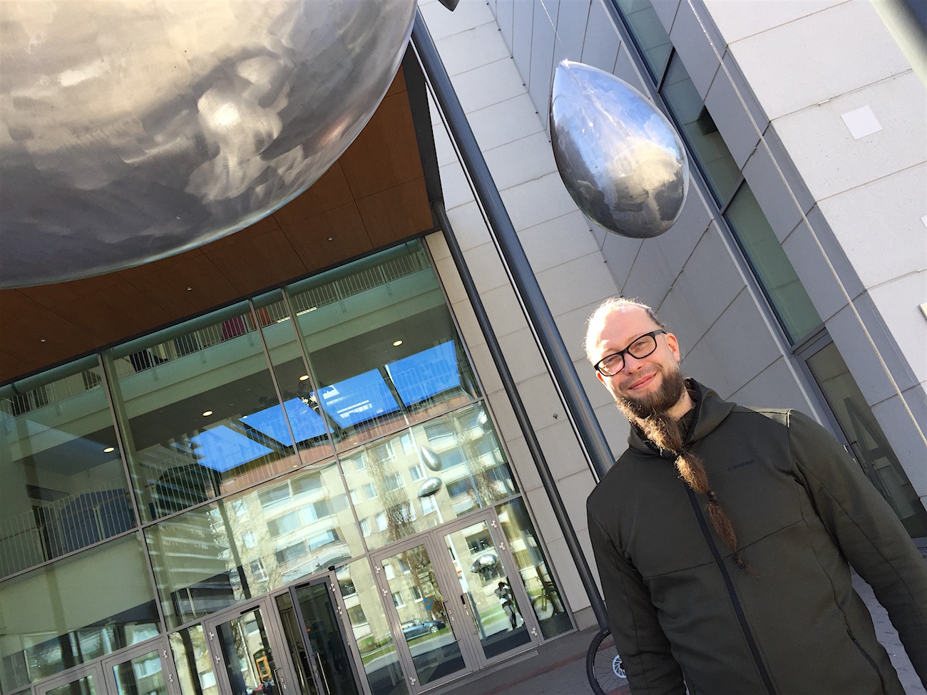 Lecturer Harri Ketamo in front of SAMK Campus Pori.