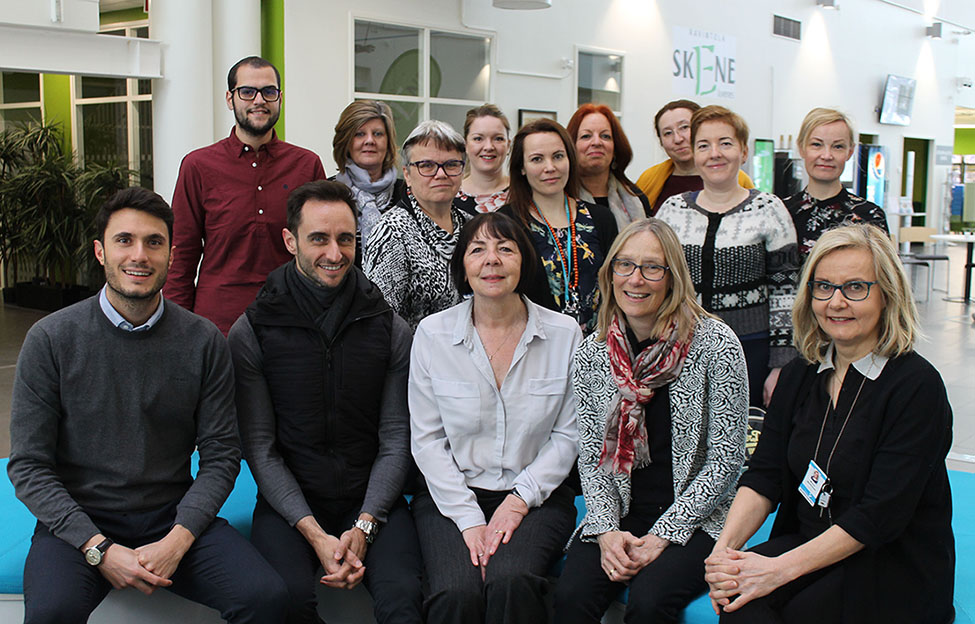 People from the Healint meeting pose for the camera in the lobby of SAMK's Pori campus.