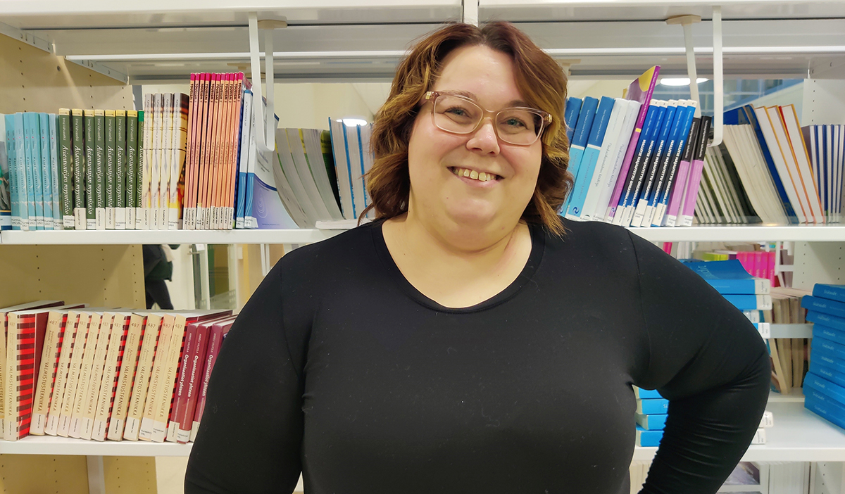 Helena Sundelin SAMKIn kirjastossa.