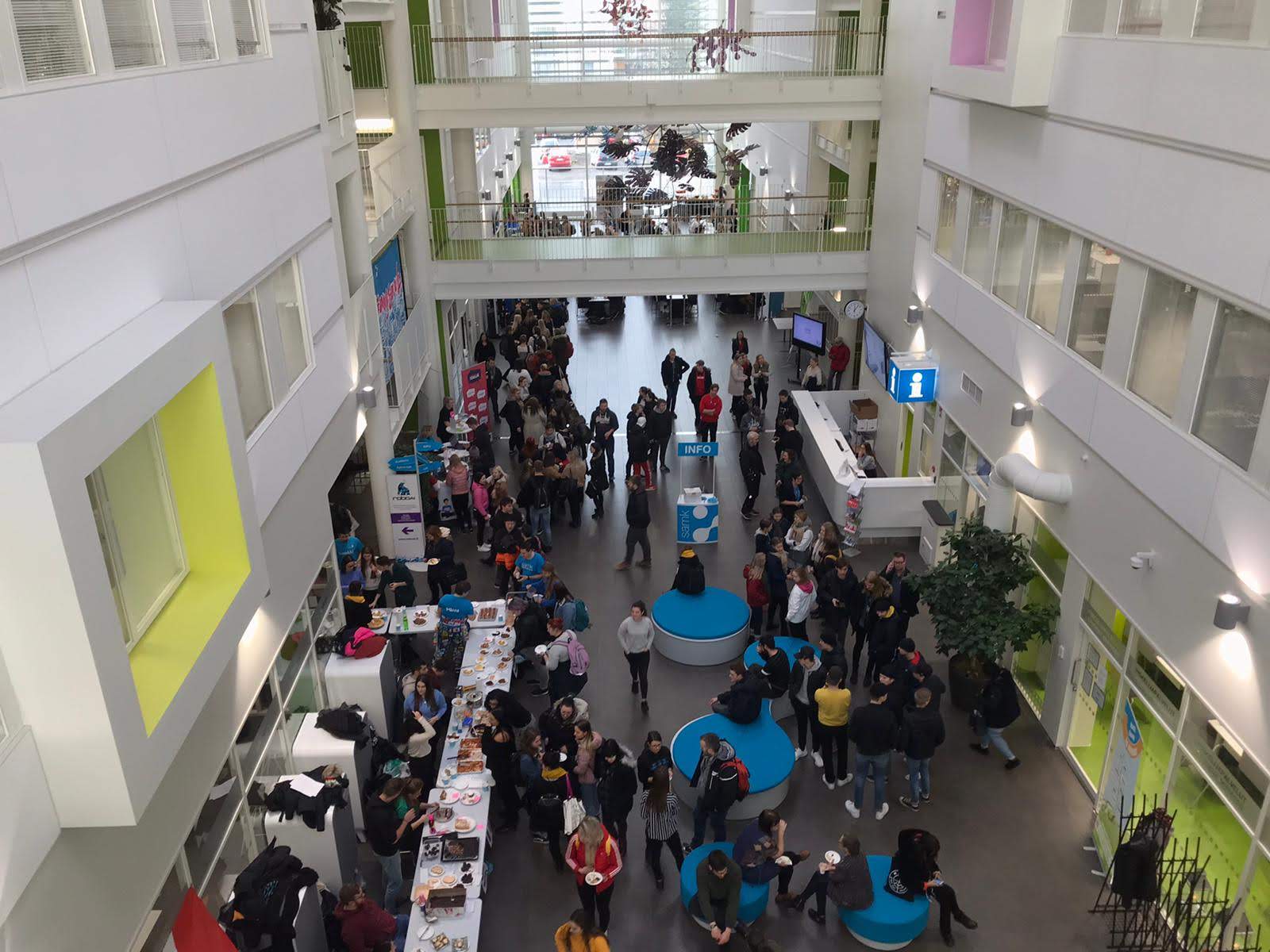 OpenSAMK tapahtuman vierailijoita Atrium aulassa.