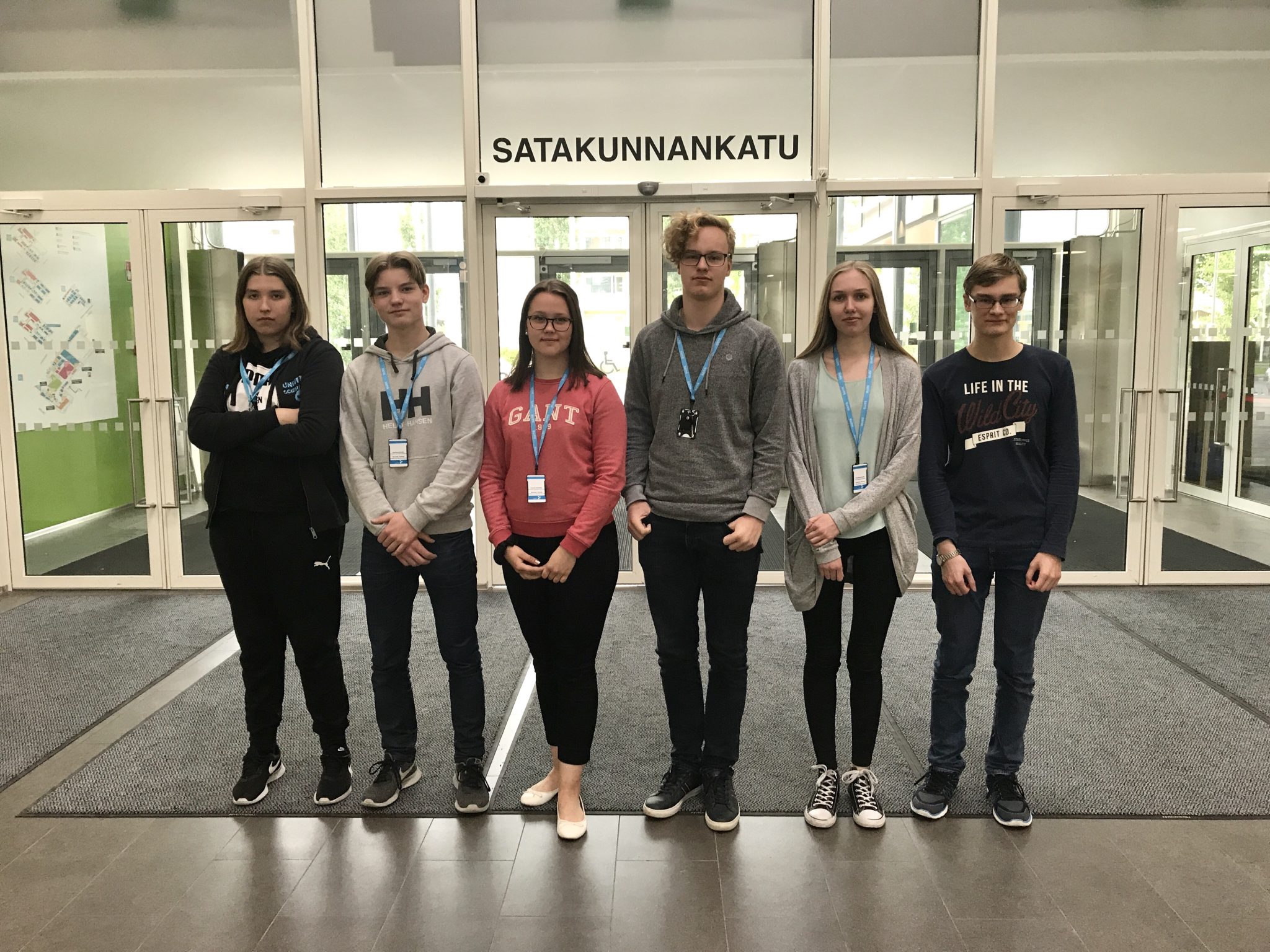 Kesäharjoittelijat Atrium aulassa.
