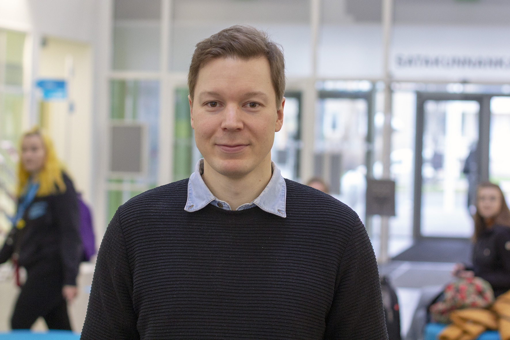 Ollipekka Kivin poseeraa lähikuvassa.