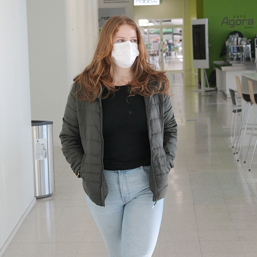 Jasmin Limnell kävelee Porin kampuksen käytävällä.
