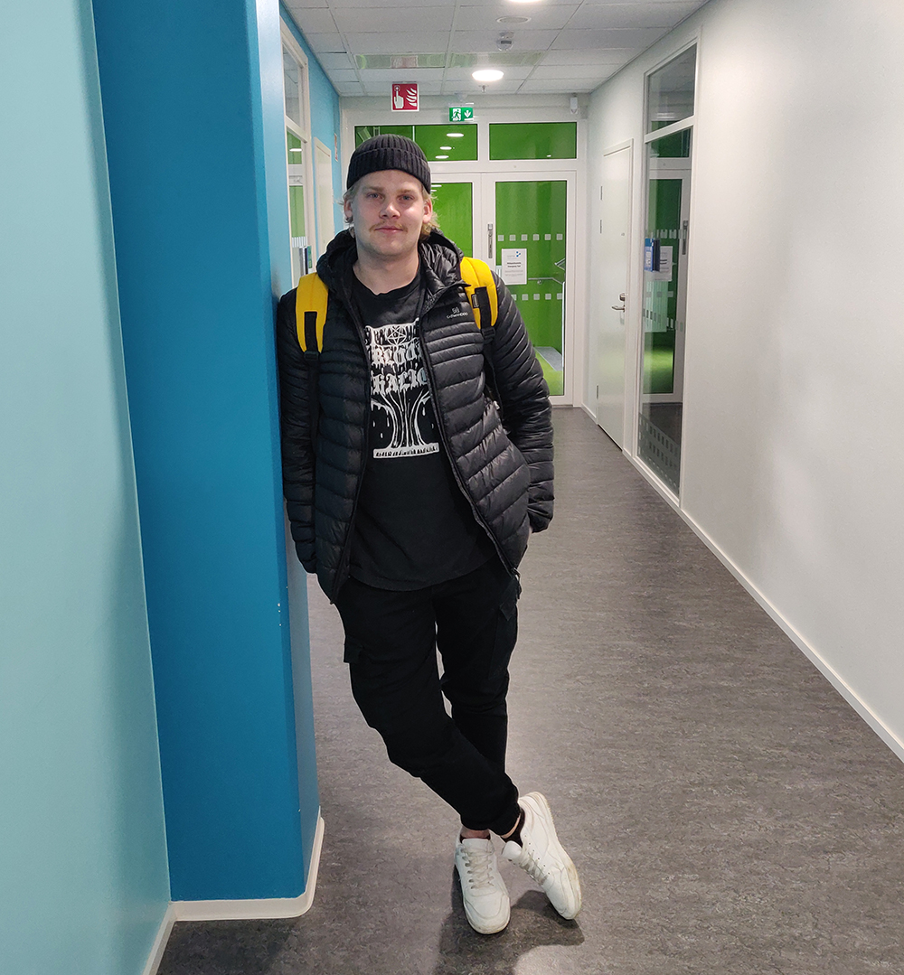 Jasperi Länsiharju kampuksen käytävällä.