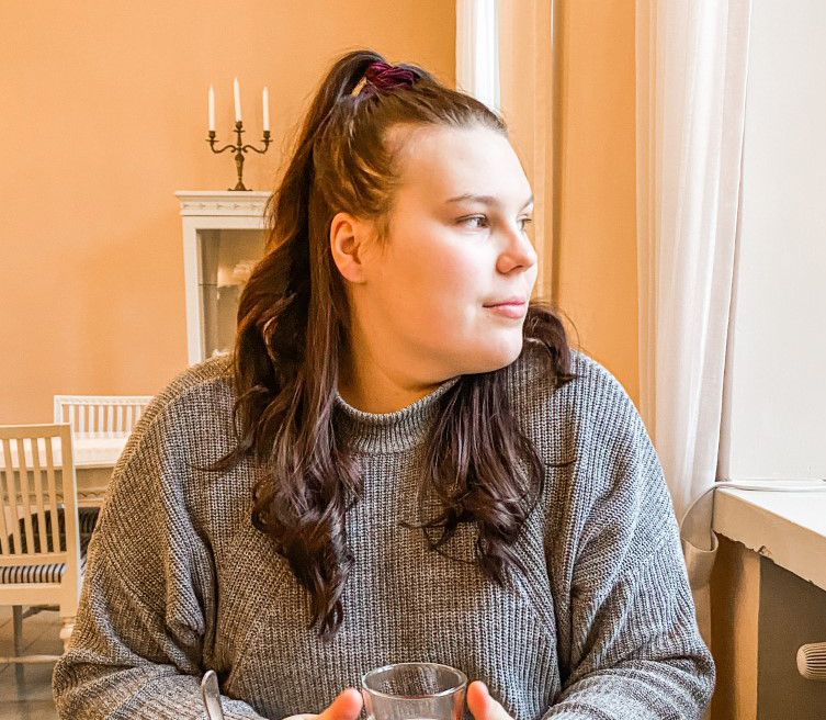 Jenina Fagerstöm katselee ulos ikkunasta.