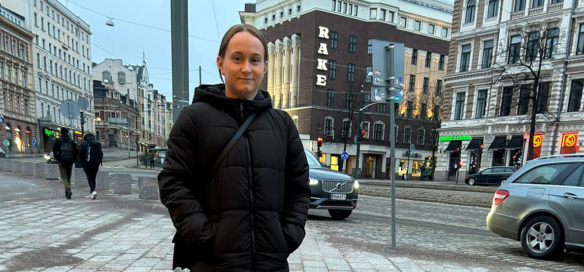 Jennie Lipasti Svenska Teaternin edessä Helsingissä.