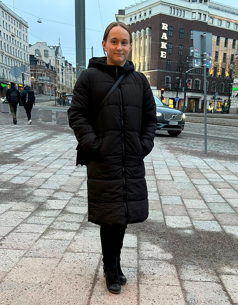 Jennie Lipasti Svenska Teaternin edessä Helsingissä.