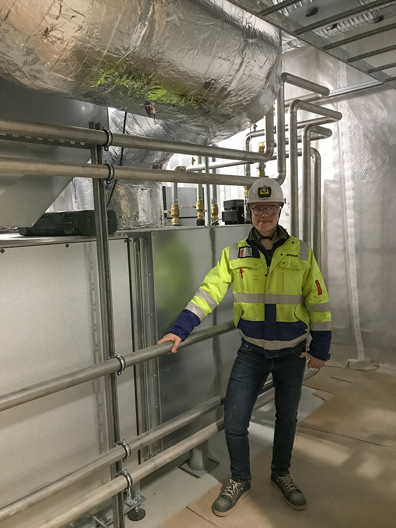 Jere Blom on sairaalan työmaalla suojavarusteissa.
