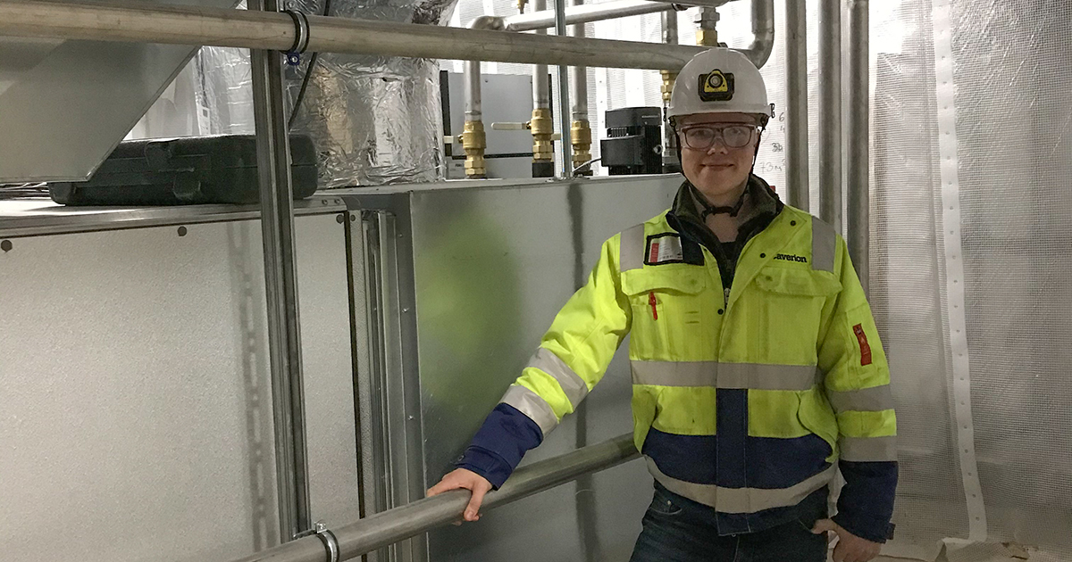 Jere Blom on sairaalan työmaalla suojavarusteissa.