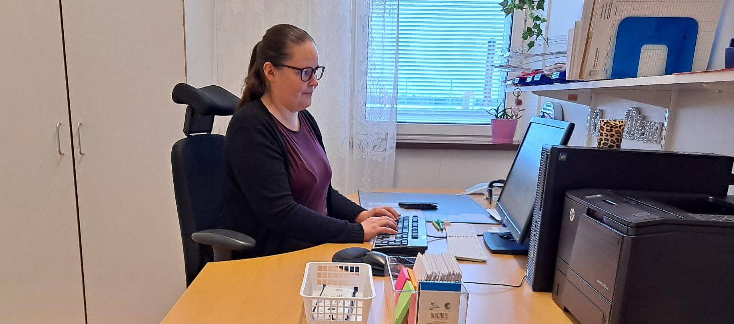 Jonna Elovaara työpöydän ääressä