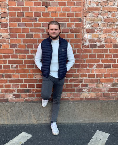 Joonas Karttunen nojaa tiiiliseinään.