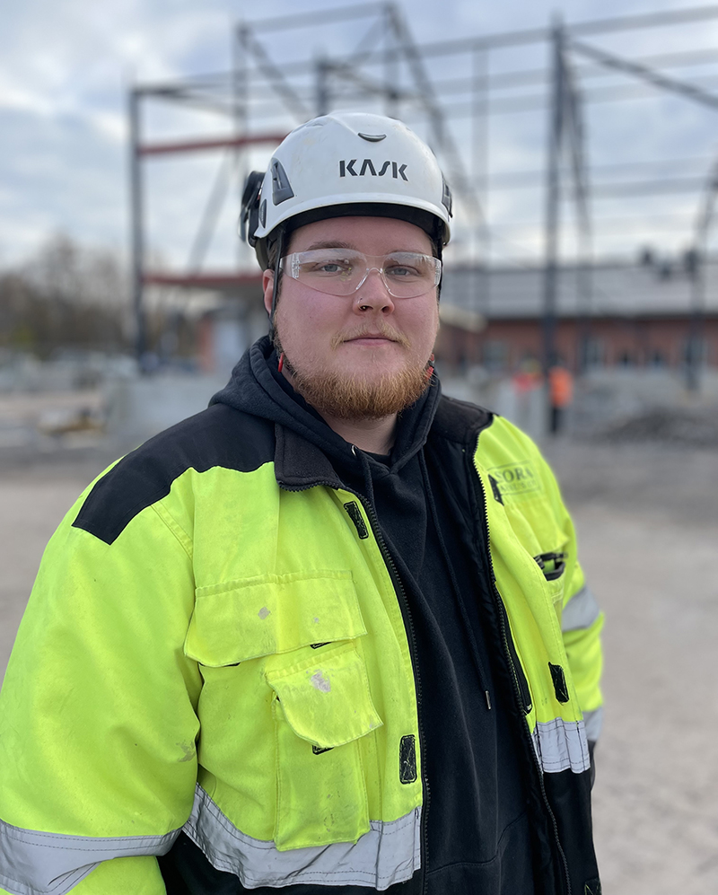Joonas Ketonen rakennustyömaalla, lähikuva.
