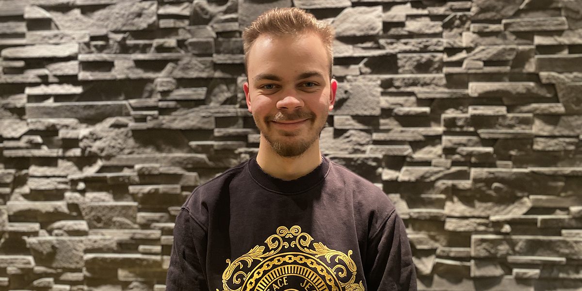 Julius Nieminen kasvokuvassa seinän edessä.