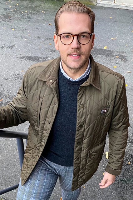 Jussi Ahlgren poseeraa lähikuvassa.