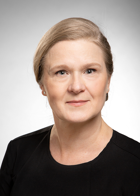 Riitta Kärkkäinen kasvokuvassa.