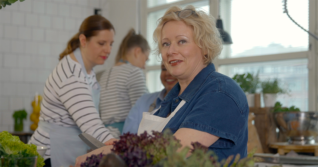 Krista Teränne laittaa ruokaa ravintolan keittiössä.