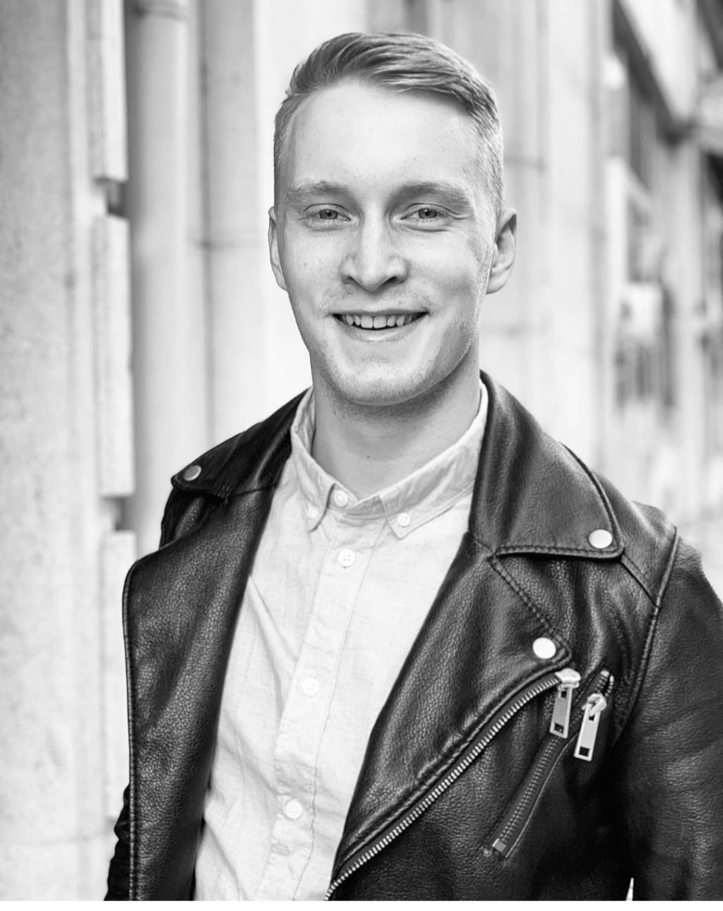 Niilo Valli hymyilee mustassa nahkatakissa.