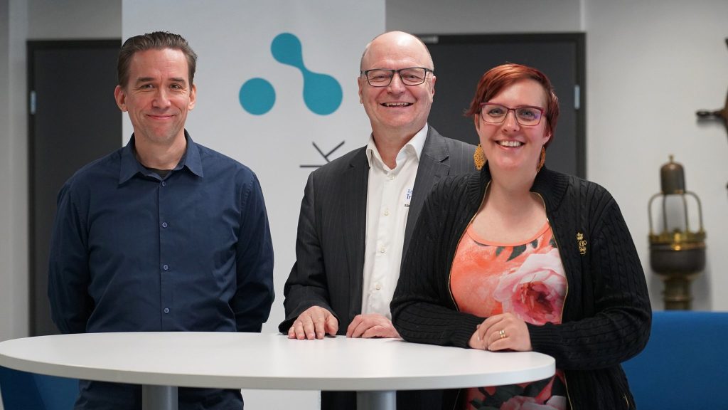 Petteri Hyvärinen, Heikki Koivisto and Minna Keinänen-Toivola in a group photo.