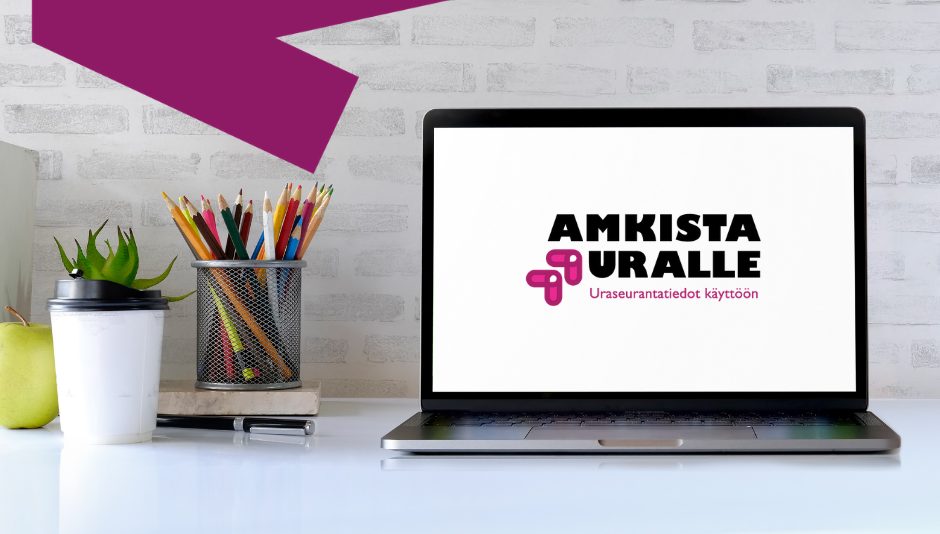 Kannettava tietokone, ruudulla lukee AMKista uralle. Vieressä kynäpurkki ja pieni kasvi.