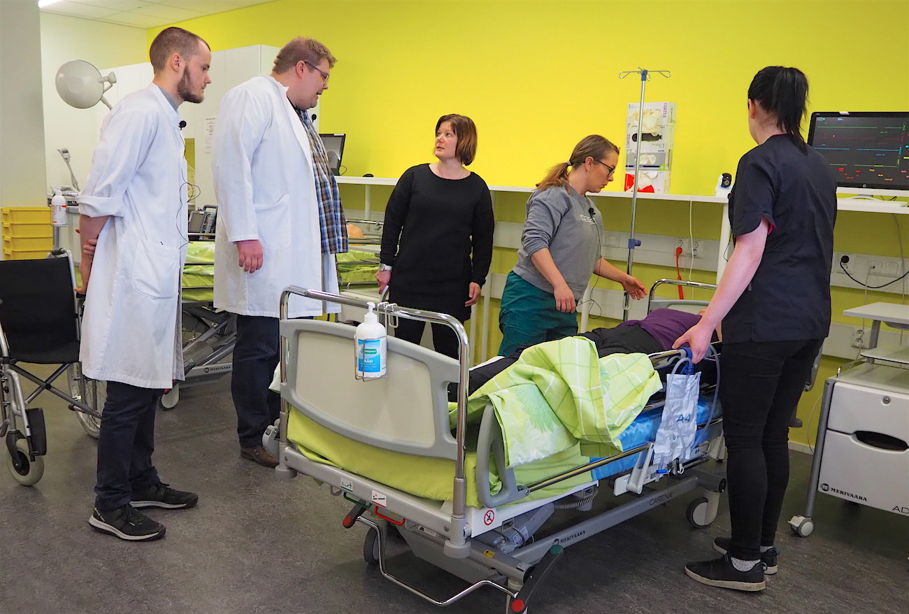Lääketieteen opiskelijat kohtaavat potilaan omaisen SAMK Porin kampuksen simulaatiotilassa. Medical students meet the patient's relative in the simulation space of the SAMK Pori campus.