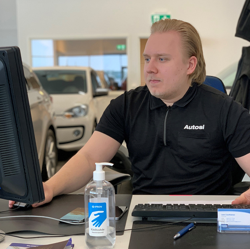 Leevi Juutilainen työpöytänsä ääressä..