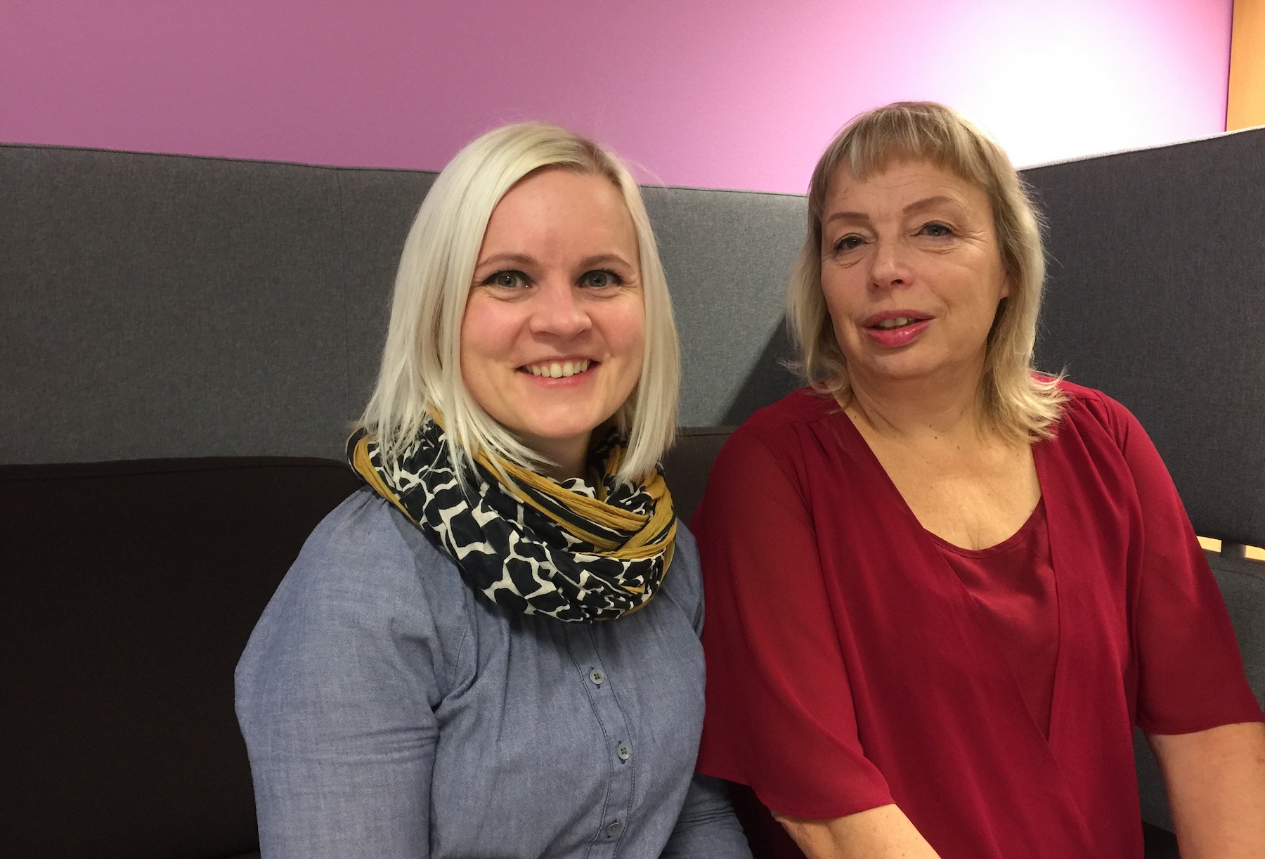 Opettajat Mari Linna Ja Liisa Hannuksela kahvihuoneen sohvalla.
