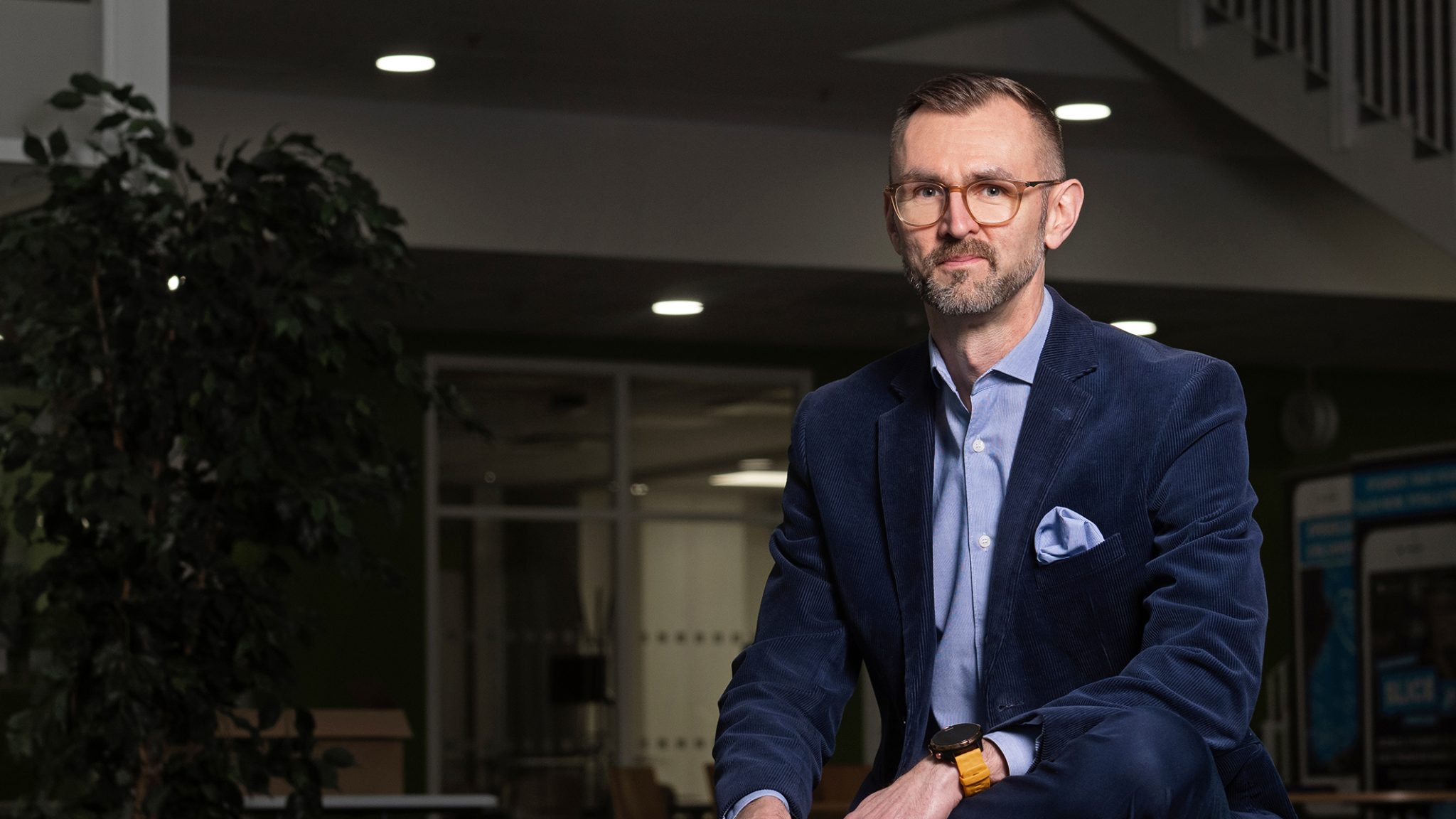 Mikko Pakkasela SAMK kampus Porin aulassa.