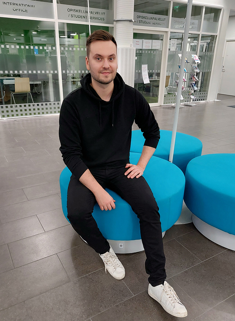 Niko Iijolainen Porin kampuksen aulassa.
