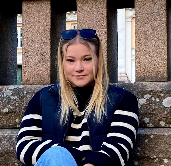 Olivia Lindelöf istuu kiviportailla.