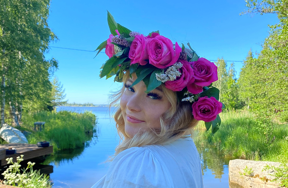Olivia Lindelöf kukkaseppele päässä.
