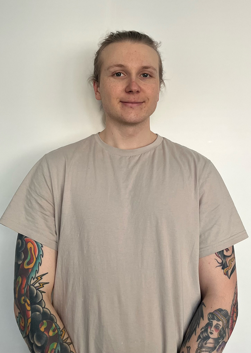 Oskari Tuominen puolivartalokuva.