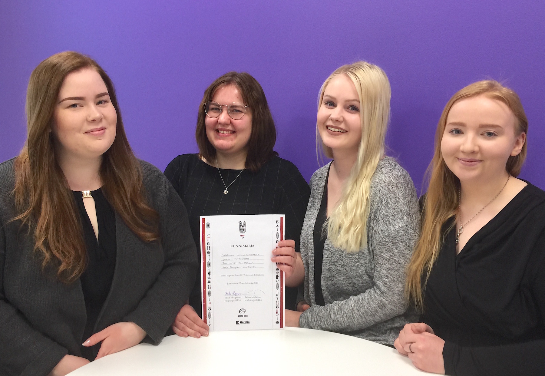 Sonja Röntynen (vas.), Kiia Mäkinen, Taru Hyrkäs ja Elina Tiainen saivat restonomien SM-kisoista palkintojen lisäksi myös kunniakirjan.
