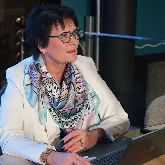Riitta Tempakka tietokoneen ääressä. Riitta Tempakka with laptop.