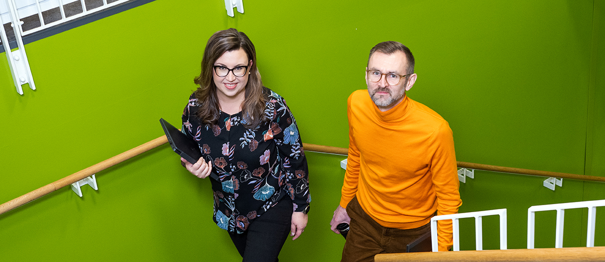 Hanna Rissanen ja Mikko Pakkasela kävelevät portaissa.