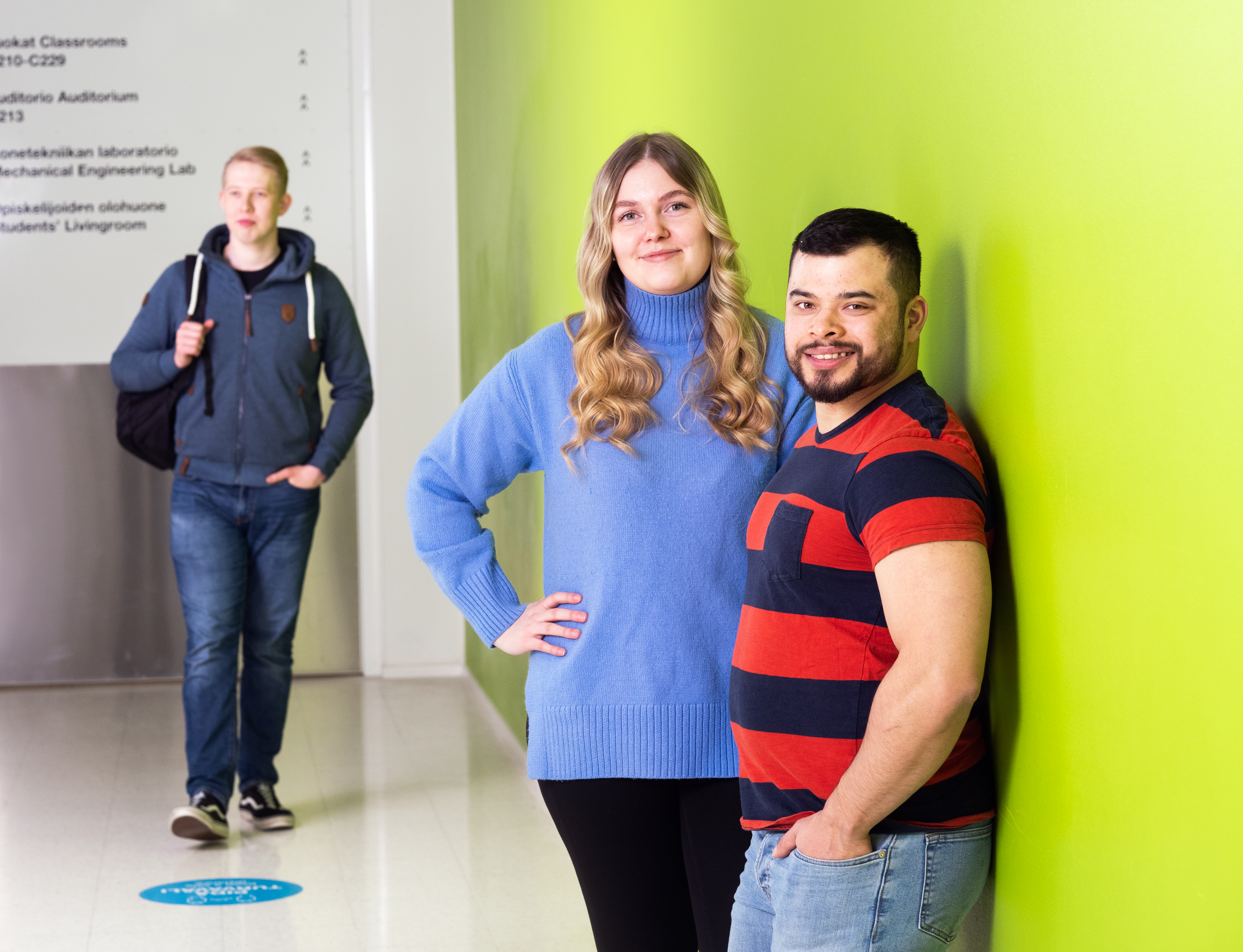 SAMK students stand in the campus corridor.