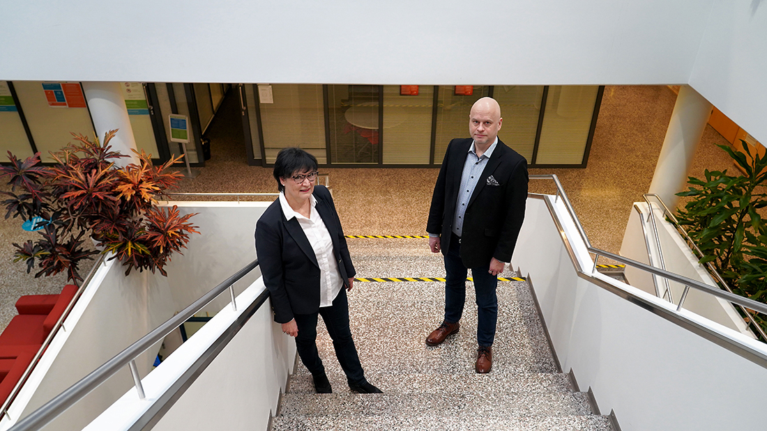 Riitta Tempakka ja Mika Marttila seisovat rappusissa SAMKin Rauman kampuksella Satamakadulla.