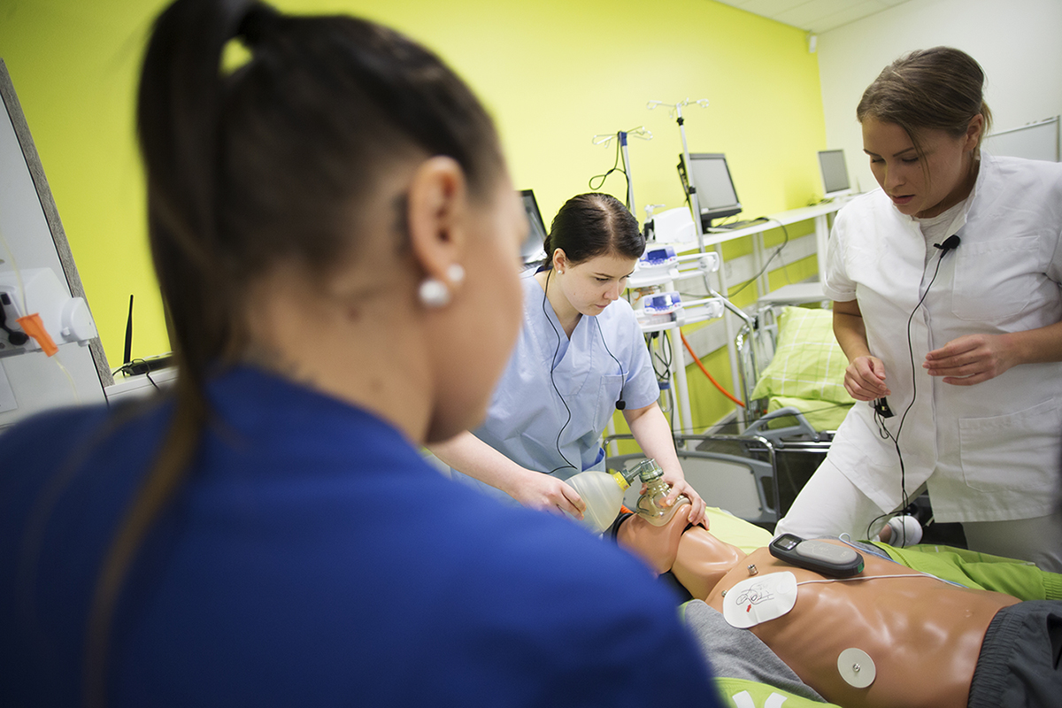 SAMK Nursing students practicing in simulation class room.