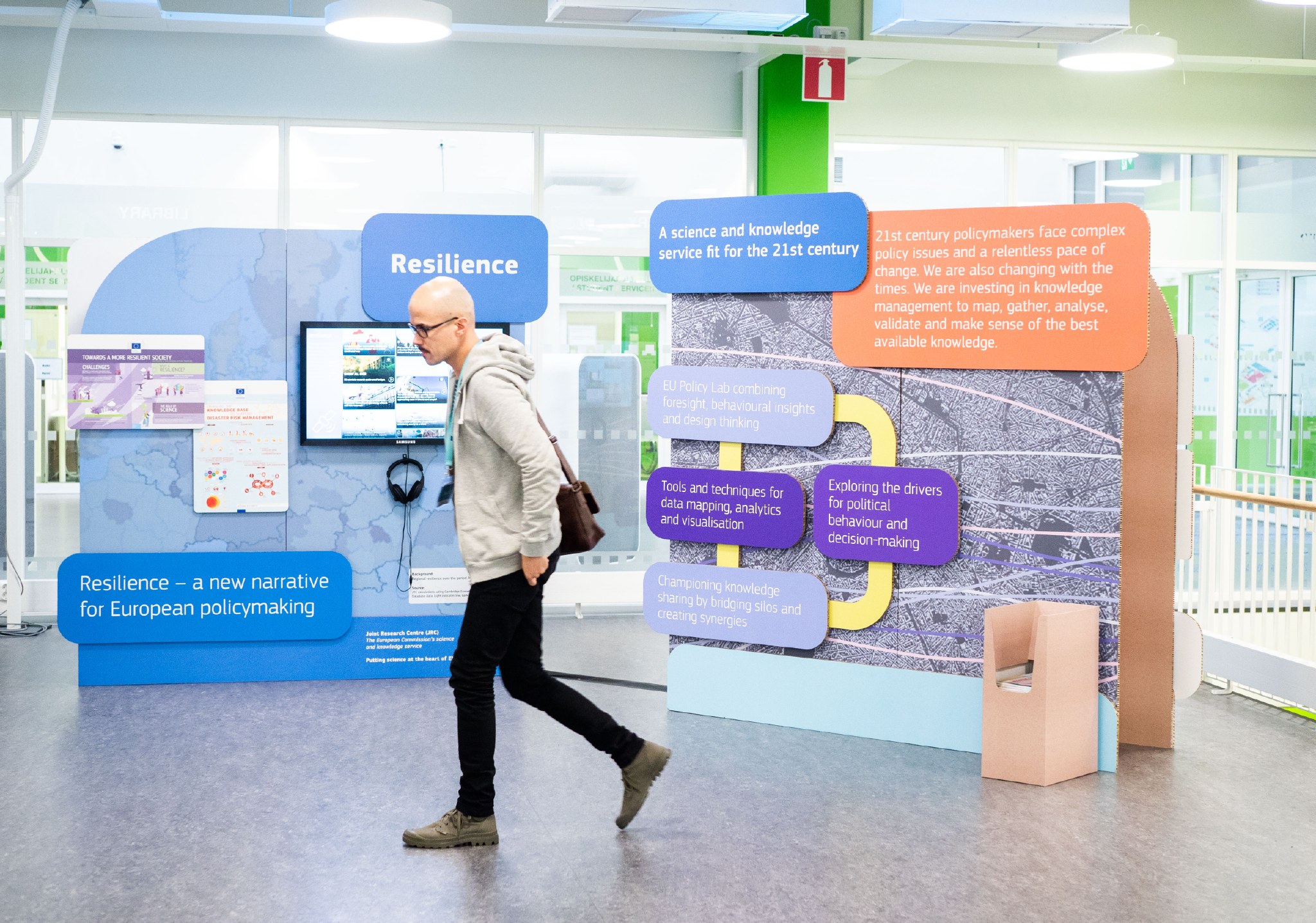 Kuva JRC:n näyttelystä, mies kävelee editse
