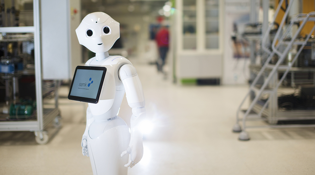 Humanoidirobotti Pepper Porin kampuksen automaatiolaboratoriossa.